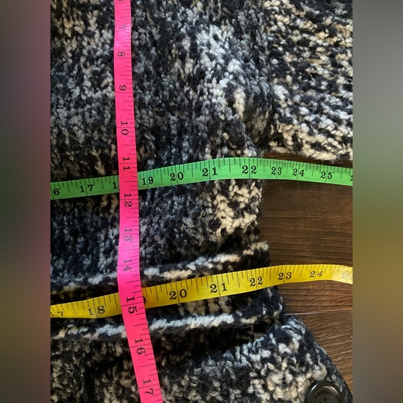 Beautiful Authentic Burberry Coat Size Large - Picture 9 of 15